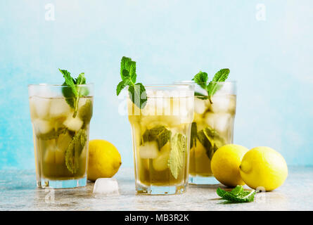 Limonade oder Mojito Cocktail mit Zitrone und Minze, kalten Drink oder Getränke mit Ice Stockfoto
