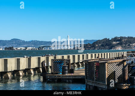 San Francisco, Kalifornien, USA - Juli 4, 2017: Ansicht der neuen Bay Bridge vom Pier 39 Stockfoto