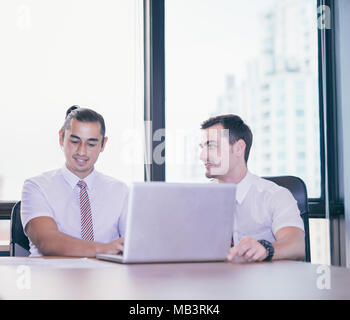 Bild von zwei junge Unternehmer diskutieren Projekt treffen. Business Presentation. Stockfoto