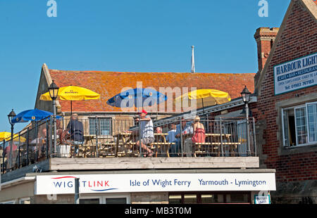 Cafe, das von Yarmouth Hafen, Isle of Wight, Hampshire, England, Stockfoto