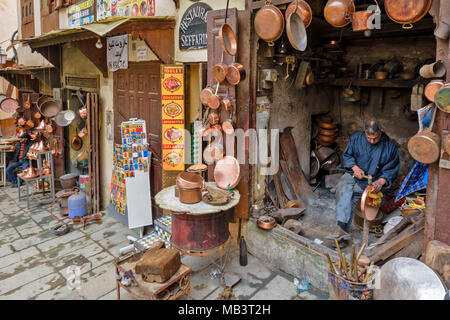 Marokko Fes Medina Souk SCHMIED BEI DER ARBEIT AUF DEM PLATZ DES SEFFARINE ODER PLACE SEFFARINE ein Kupfer. Stockfoto