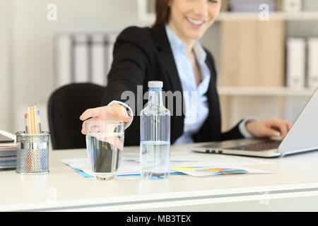 Nahaufnahme eines Büroangestellten Hand erreichen ein Glas Mineralwasser Stockfoto