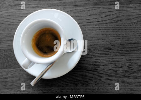 Klassische italienische einzelnen Espresso in weiß auf grau Holztisch von oben isoliert. Stockfoto