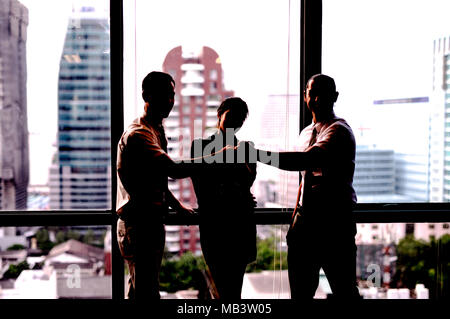 Silhouetten von Business-Teams arbeiten im Büro Stockfoto