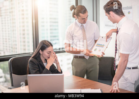 Junge Manager, Whiteboard, um seine Kollegen über finanzielles Wachstum und enttäuscht Boss Stockfoto