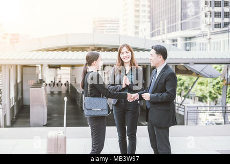 Gruppe von Geschäftsleuten die Hände schütteln, Teamarbeit bis Beendigung einer Versammlung Partner Begrüßung nach Vertragsabschluss und Seminar gehen. Stockfoto