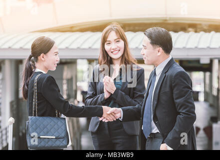 Gruppe von Geschäftsleuten die Hände schütteln, Teamarbeit bis Beendigung einer Versammlung Partner Begrüßung nach Vertragsabschluss und Seminar gehen. Stockfoto
