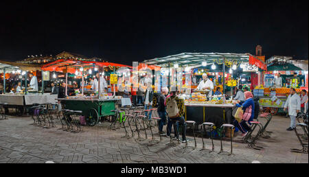 Marokko Marrakesch Djemaa el Fna MEDINA SOUK AM ABEND AUF DEM PLATZ STÄNDE, gekochtes Essen hier SCHNECKEN UND IHRE SUPPE Stockfoto