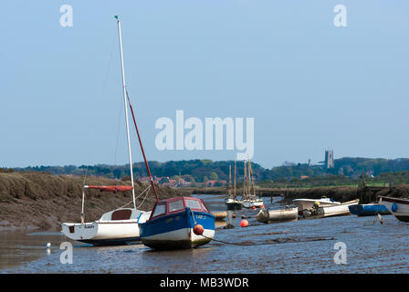 Boote links auf der Schlamm durch die Ebbe an morston Creek, Morston, Norfolk, England. 21. April 2007 Stockfoto