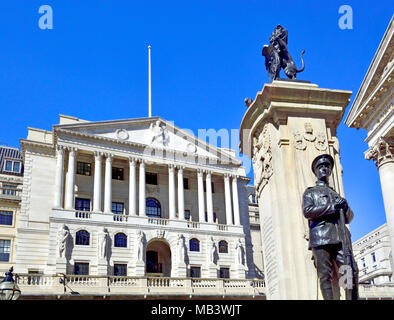 London, England, UK. Bank von England auf Threadneedle Street und London Truppen War Memorial Stockfoto