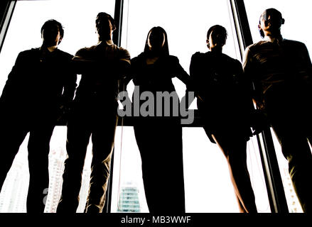 Silhouetten von Business-Teams arbeiten im Büro Stockfoto