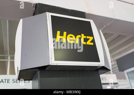 Zeichen für Hertz Mietwagen Agentur am Newark International Airport in Newark, New Jersey, 16. März 2018. () Stockfoto