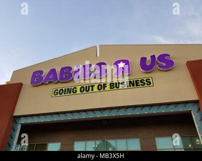 Fassade des Babies R Us Store in Dublin, Kalifornien, mit Banner lesen "Aus dem Geschäft" nach dem Konkurs der Muttergesellschaft Toys R Us, 2. April 2018. () Stockfoto