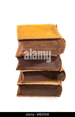 Vier alte Bücher auf weißem Hintergrund gestapelt Stockfoto