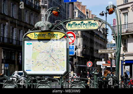 Louvre Rivoli U-Bahn-Station - Frühling in Paris - Frankreich Stockfoto