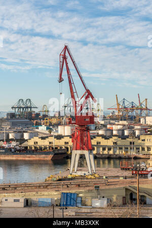 Ältere Kran auf dockside in Valencia Hafen Stockfoto