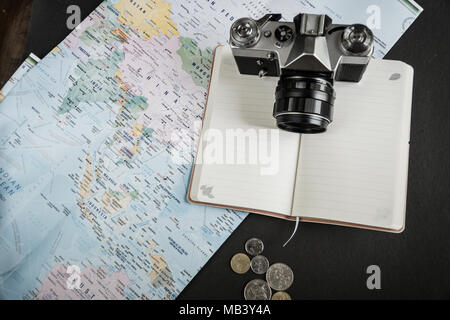 Kreative Gestaltung des Tourismus, Ferien, Ausflug und Reisen Essentials oder Ausrüstung flach. Konzeptionelle Bild. Stockfoto