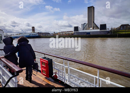 An Seacombe pier Landung auf dem Mersey Fähre Royal Iris mit Ventilation Welle für den Tunnel an Steuerbord Stockfoto