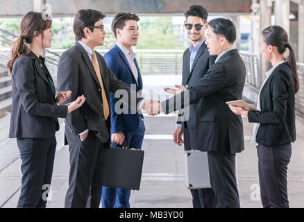 Gruppe von Geschäftsleuten die Hände schütteln, Teamarbeit bis Beendigung einer Versammlung Partner Begrüßung nach Vertragsabschluss und Seminar gehen. Stockfoto