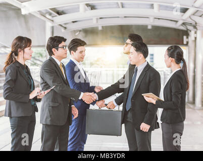 Gruppe von Geschäftsleuten die Hände schütteln, Teamarbeit bis Beendigung einer Versammlung Partner Begrüßung nach Vertragsabschluss und Seminar gehen. Stockfoto