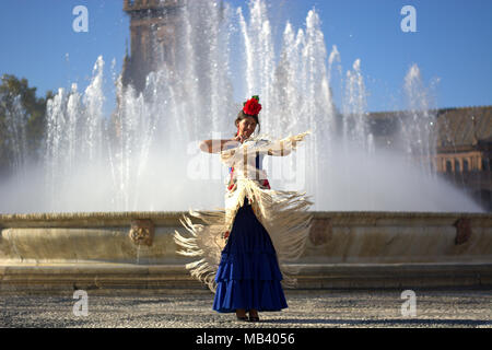 Die Mädchen tanzen in der Sonne in der Nähe der Brunnen Stockfoto