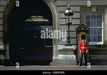 Die Queen's Guard besteht aus Kontingenten der Infanterie und Kavallerie Soldaten mit der Bewachung der offiziellen königlichen Residenzen im Vereinigten Königreich berechnet. Stockfoto