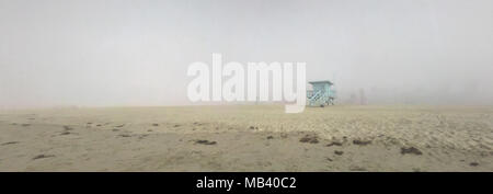 Am frühen Morgen Nebel umgibt einen Rettungsschwimmer Station am Strand in Santa Monica, Kalifornien. Stockfoto