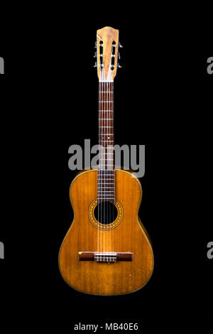 Sehr alte Gitarre auf schwarzem Hintergrund Stockfoto