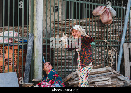 Zwei glückliche Vietnamesische Frauen arbeiten in Bau. Sie stellen und Lächeln. Can Tho, Vietnam Stockfoto