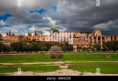 Panoramablick auf das antike Rom Imperial Palace Ruinen auf Palatin mit stürmischen Wolken von Circuss Maximus, im historischen Zentrum von Rom Stockfoto