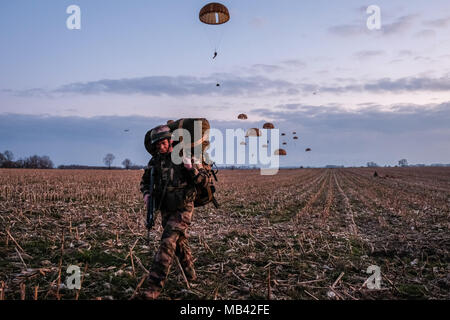 Französische Fallschirmjäger Zug in den Süden von Frankreich vor dem Krieg in Afrika, für Barkhane militärische Operation gegen den Terrorismus. Toulouse - Frankreich - Februar 2018. Les paras Français s'entraînent avant de partir en guerre en Afrique pour l'Opération Barkhane. Toulouse - Frankreich - février 2018. Stockfoto