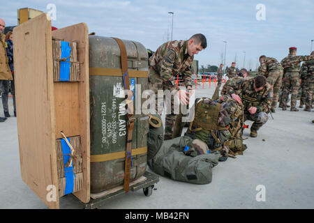 Französische Fallschirmjäger Zug in den Süden von Frankreich vor dem Krieg in Afrika, für Barkhane militärische Operation gegen den Terrorismus. Toulouse - Frankreich - Februar 2018. Les paras Français s'entraînent avant de partir en guerre en Afrique pour l'Opération Barkhane. Toulouse - Frankreich - février 2018. Stockfoto