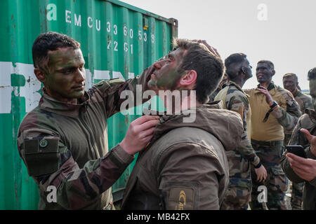 Französische Fallschirmjäger Zug in den Süden von Frankreich vor dem Krieg in Afrika, für Barkhane militärische Operation gegen den Terrorismus. Toulouse - Frankreich - Februar 2018. Les paras Français s'entraînent avant de partir en guerre en Afrique pour l'Opération Barkhane. Toulouse - Frankreich - février 2018. Stockfoto