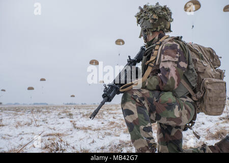 Französische Fallschirmjäger Zug in den Süden von Frankreich vor dem Krieg in Afrika, für Barkhane militärische Operation gegen den Terrorismus. Toulouse - Frankreich - Februar 2018. Les paras Français s'entraînent avant de partir en guerre en Afrique pour l'Opération Barkhane. Toulouse - Frankreich - février 2018. Stockfoto