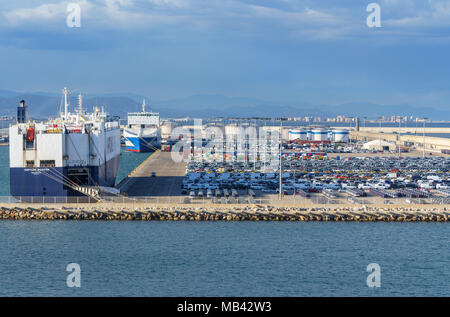 Autos bereit für den Export in Neptun Horizont Schiff in den Hafen von Valencia Stockfoto