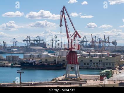 Ältere Kran auf dockside in Valencia Hafen Stockfoto