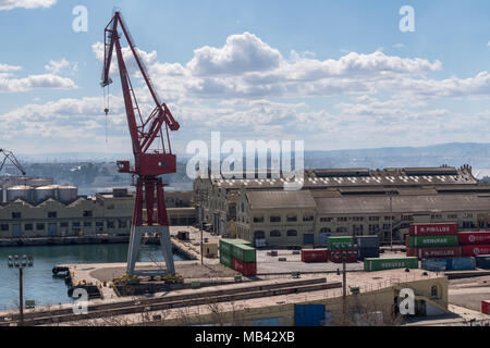 Ältere Kran auf dockside in Valencia Hafen Stockfoto