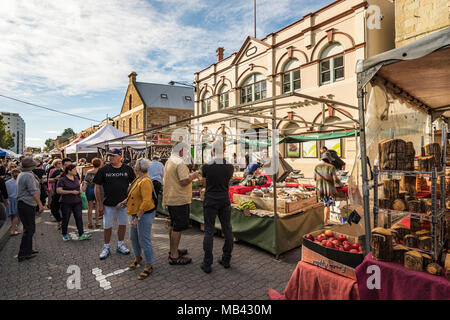 Salamanca Markt mit Ständen vor der Alten waterfront Sandsteingebäude in Hobart, Tasmanien Stockfoto