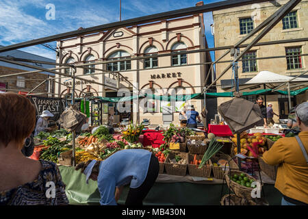 Salamanca Markt mit Ständen vor der Alten waterfront Sandsteingebäude in Hobart, Tasmanien Stockfoto