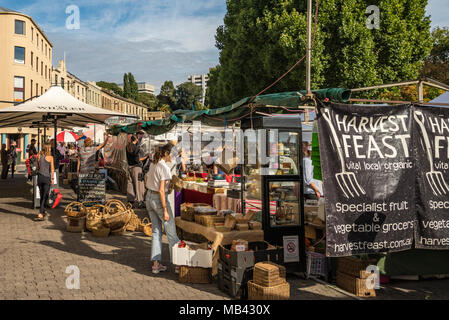 Salamanca Markt mit Ständen vor der Alten waterfront Sandsteingebäude in Hobart, Tasmanien Stockfoto