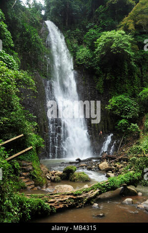 Catarata Zamora ist eine von zwei Kaskaden stürzt das Wasser in Los Chorros Recreation Park in Costa Rica. Stockfoto