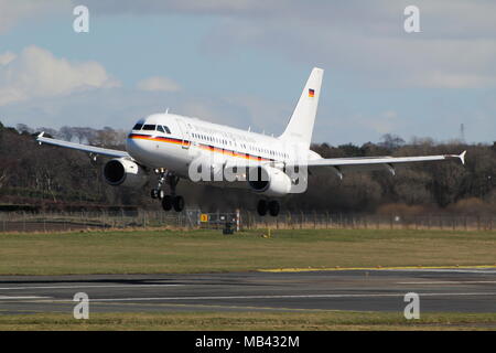15+01, ein Airbus A319 CJ durch die Deutsche Luftwaffe betrieben, am Flughafen Prestwick, Ayrshire. Stockfoto
