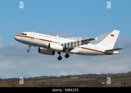 15+01, ein Airbus A319 CJ durch die Deutsche Luftwaffe betrieben, am Flughafen Prestwick, Ayrshire. Stockfoto