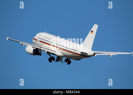 15+01, ein Airbus A319 CJ durch die Deutsche Luftwaffe betrieben, am Flughafen Prestwick, Ayrshire. Stockfoto