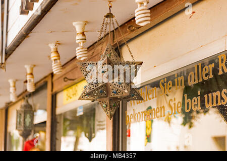 Star Ceiling ornament hängend Storefront in einem Kairoer Basar. Stockfoto