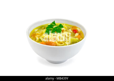 Minestrone mit Fleisch, Sellerie, Tomaten, Zucchini, Kohl, Erbsen, Möhren und Nudeln in eine Schüssel auf weißem Hintergrund Stockfoto