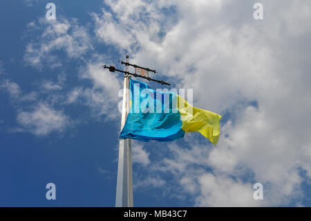 Ukrainische Flagge und der Stadt Wappen oben an Schloss Berg im Zentrum von Lviv, Ukraine Stockfoto