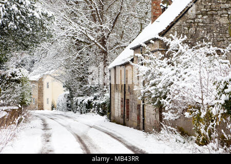 Eine Decke aus Schnee auf einem Feldweg in Boyton in Wiltshire. Stockfoto