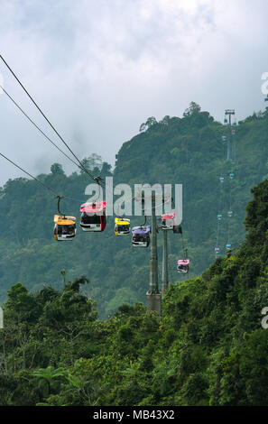 Seilbahn Überführung Passagiere rauf und runter den Berg. Stockfoto