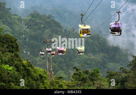 Seilbahn Überführung Passagiere rauf und runter den Berg. Stockfoto